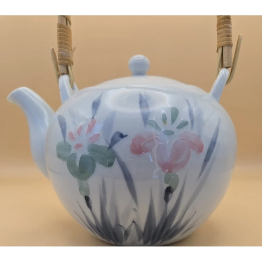 Tea Pot Floral Vintage  Made‎ In Japan With Lid And Wrapped Handle.